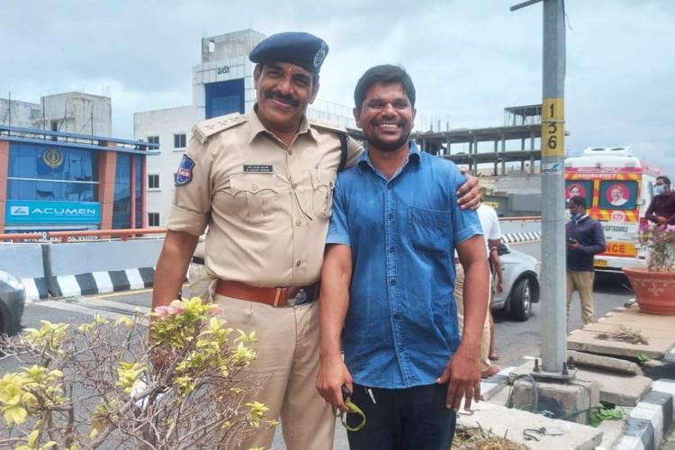 ಬೆಂಕಿ ಹೊತ್ತಿ ಉರಿಯುತ್ತಿದ್ದ ಕಾರಿನಿಂದ ಮಹಿಳೆ, ಮೂವರು ಮಕ್ಕಳನ್ನು ರಕ್ಷಿಸಿದ ಹೈದರಾಬಾದ್ ಯುವಕ