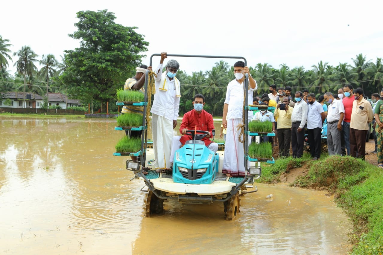 ಬಂಟ್ವಾಳ: ಯಾಂತ್ರೀಕೃತ ಭತ್ತ ನಾಟಿ ಪ್ರಾತ್ಯಕ್ಷಿಕೆ ಕಾರ್ಯಾಗಾರಕ್ಕೆ ಪೊಳಲಿ ದೇವಾಲಯದ ಗದ್ದೆಯಲ್ಲಿ ಚಾಲನೆ