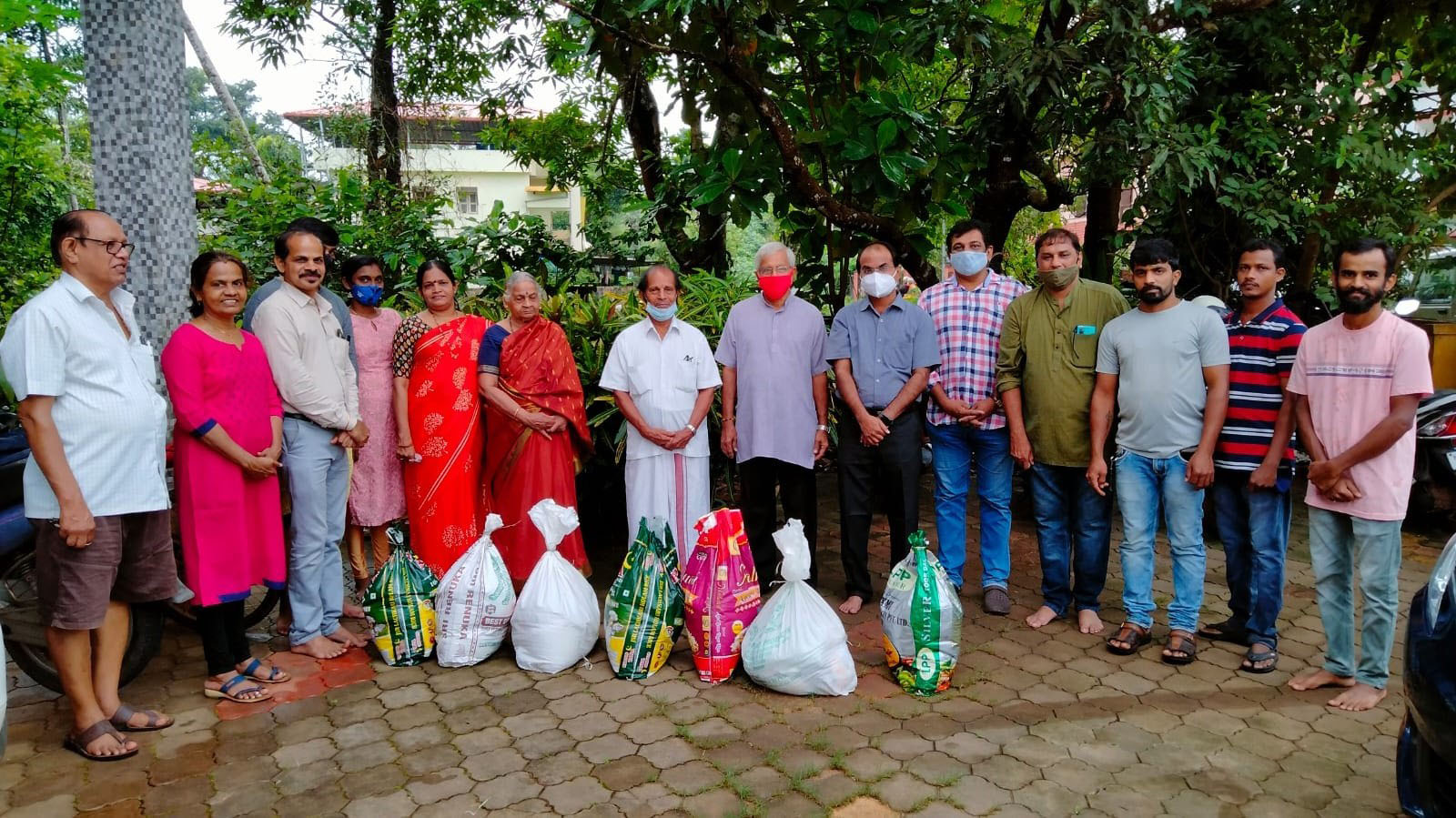 ಉಡುಪಿ: ನಾಟಕ ಕಲಾವಿದರಿಗೆ ಆಹಾರದ ಕಿಟ್ ವಿತರಣೆ