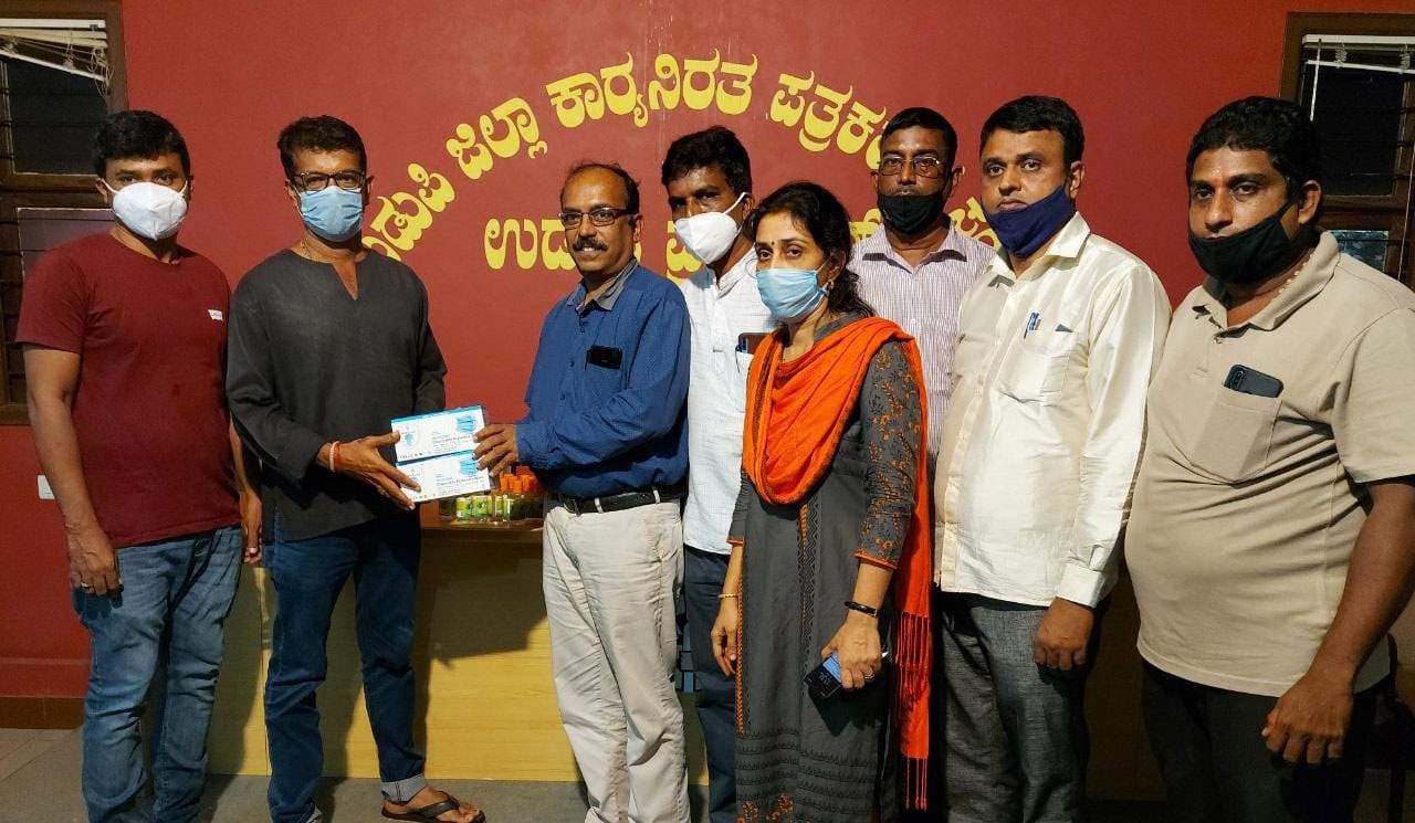 ಉಡುಪಿ ಸವಿತಾ ಸಮಾಜ ಸಹಕಾರಿಯಿಂದ ಪತ್ರಕರ್ತರಿಗೆ ಮಾಸ್ಕ್, ಸ್ಯಾನಿಟೈಜರ್ ವಿತರಣೆ