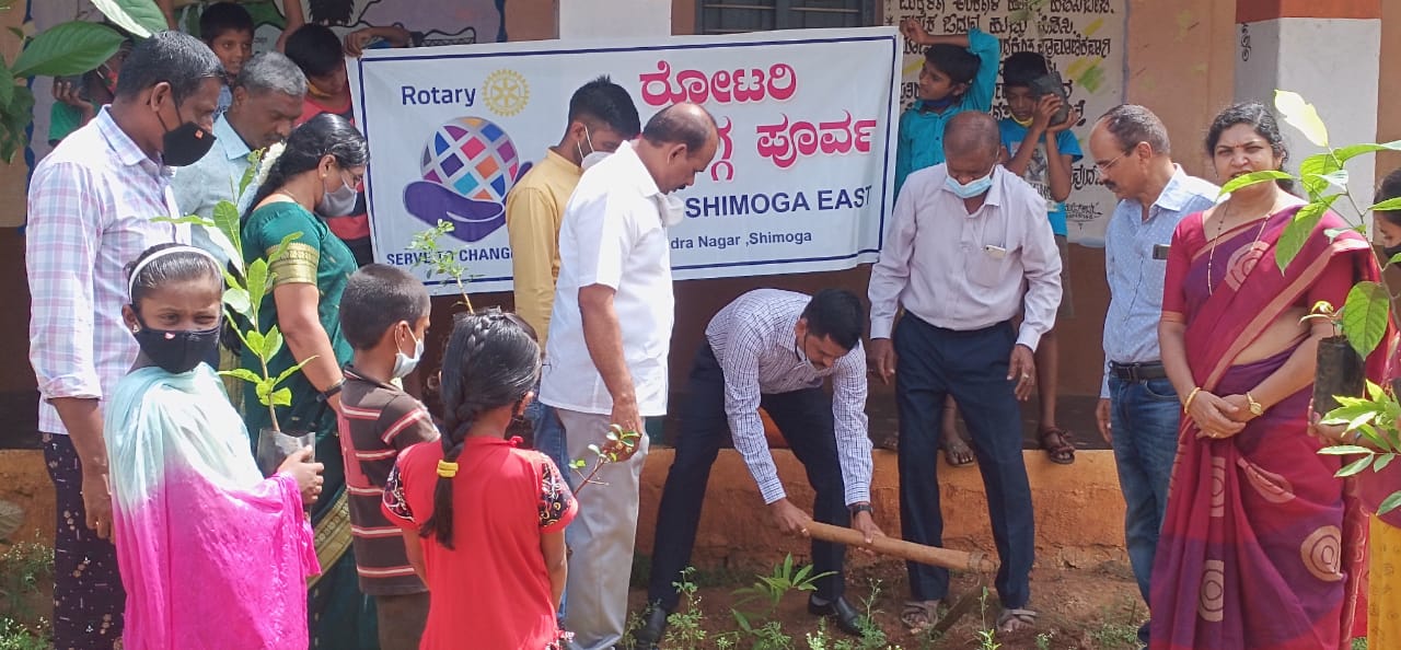 ಶಿವಮೊಗ್ಗ : ಗ್ರಾಮಾಂತರ ಶಾಲಾ ಆವರಣದಲ್ಲಿ ವನಮಹೋತ್ಸವ