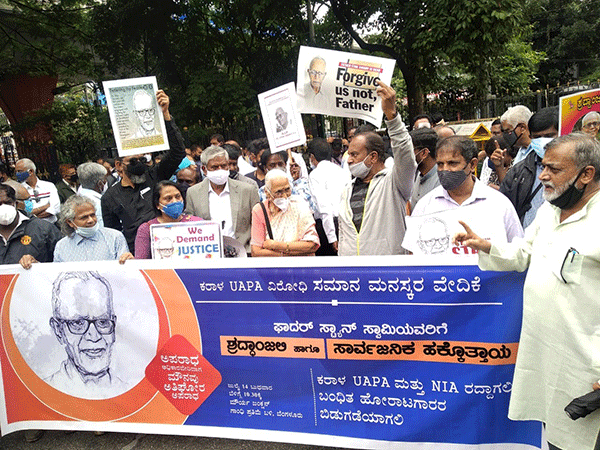 ಬೆಂಗಳೂರು: ಫಾ.ಸ್ಟ್ಯಾನ್ ಸ್ವಾಮಿಗೆ ಶ್ರದ್ಧಾಂಜಲಿ, ಸಾರ್ವಜನಿಕ ಹಕ್ಕೊತ್ತಾಯ