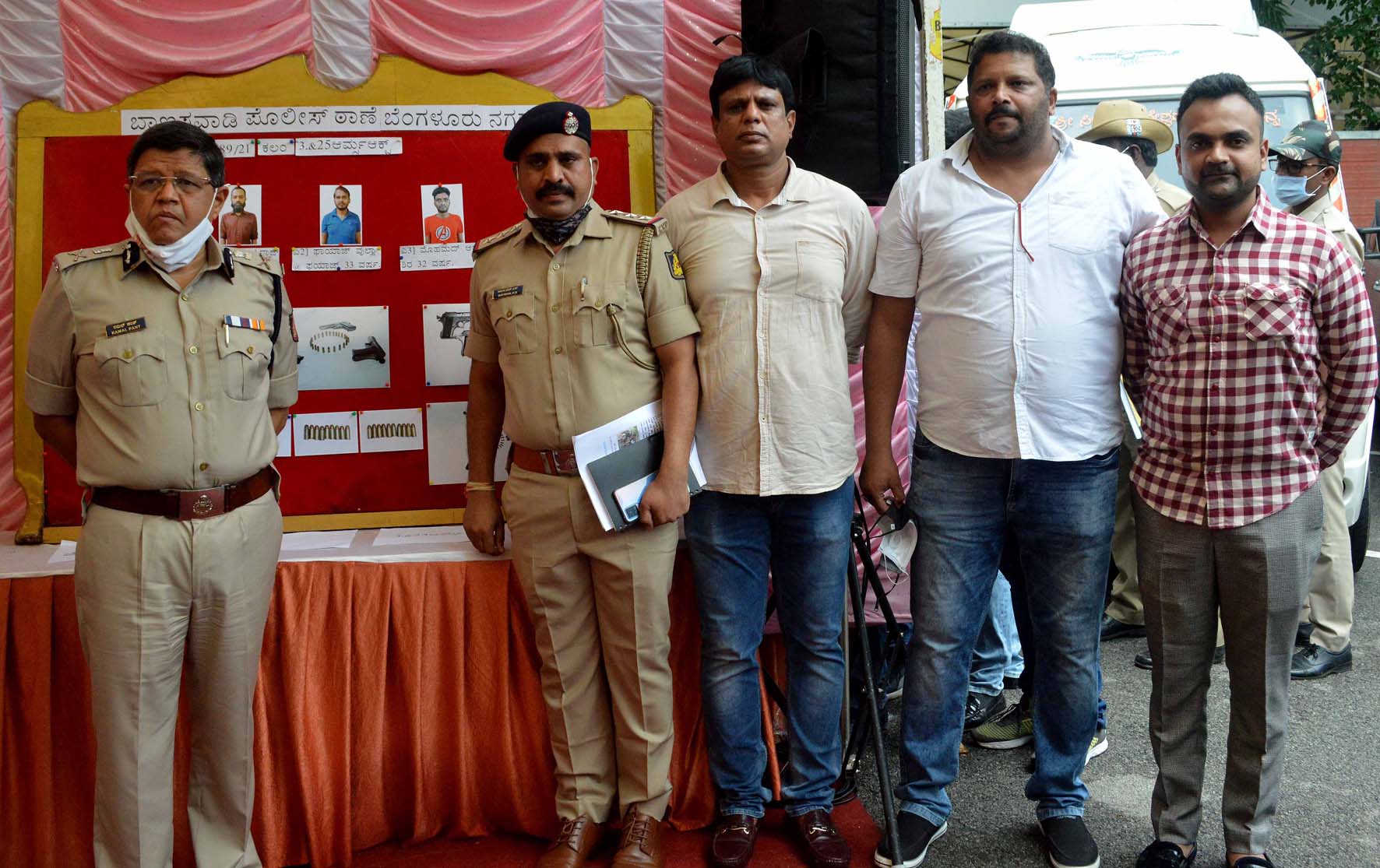 ಬೆಂಗಳೂರು: ಪೊಲೀಸರಿಂದ ಕಾರ್ಯಾಚರಣೆ; ಕಾರು, ಪಿಸ್ತೂಲ್ ಜಪ್ತಿ, 17 ಜನರ ಬಂಧನ