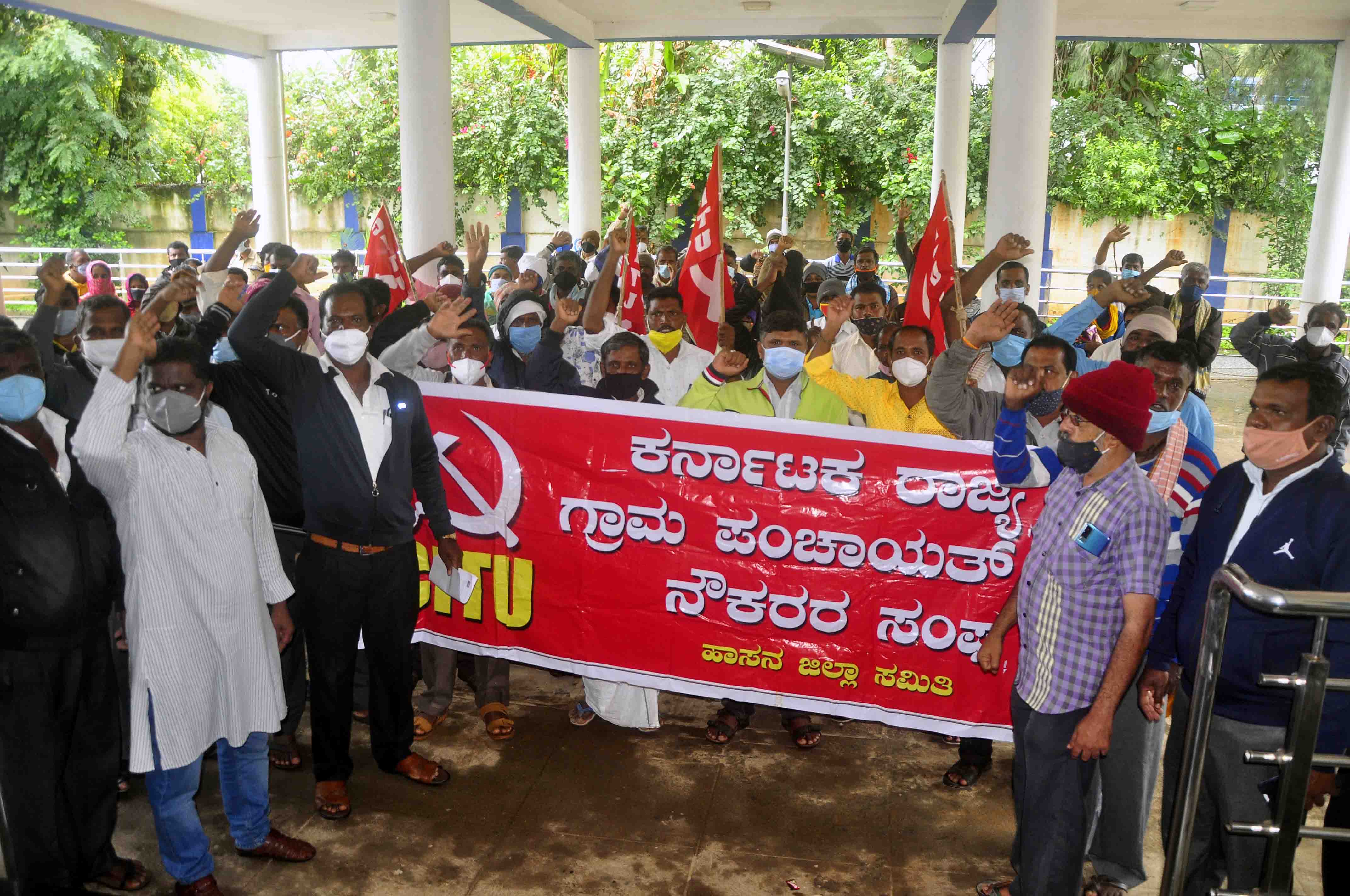 ಹಾಸನ: ಗ್ರಾ.ಪಂ ನೌಕರರ ವಿವಿಧ ಬೇಡಿಕೆಗಳ ಈಡೇರಿಕೆಗೆ ಆಗ್ರಹಿಸಿ ಜಿ.ಪಂ ಕಚೇರಿ ಮುಂದೆ ಧರಣಿ