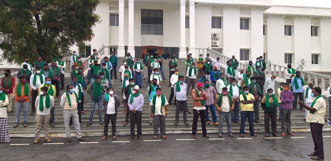 ಕೋಲಾರ: ರೈತರ ವಿವಿಧ ಬೇಡಿಕೆಗಳನ್ನು ಈಡೇರಿಸುವಂತೆ ಒತ್ತಾಯಿಸಿ ಜಿಲ್ಲಾಧಿಕಾರಿಗಳ ಕಚೇರಿ ಮುಂದೆ ರೈತ ಸಂಘ ಪ್ರತಿಭಟನೆ