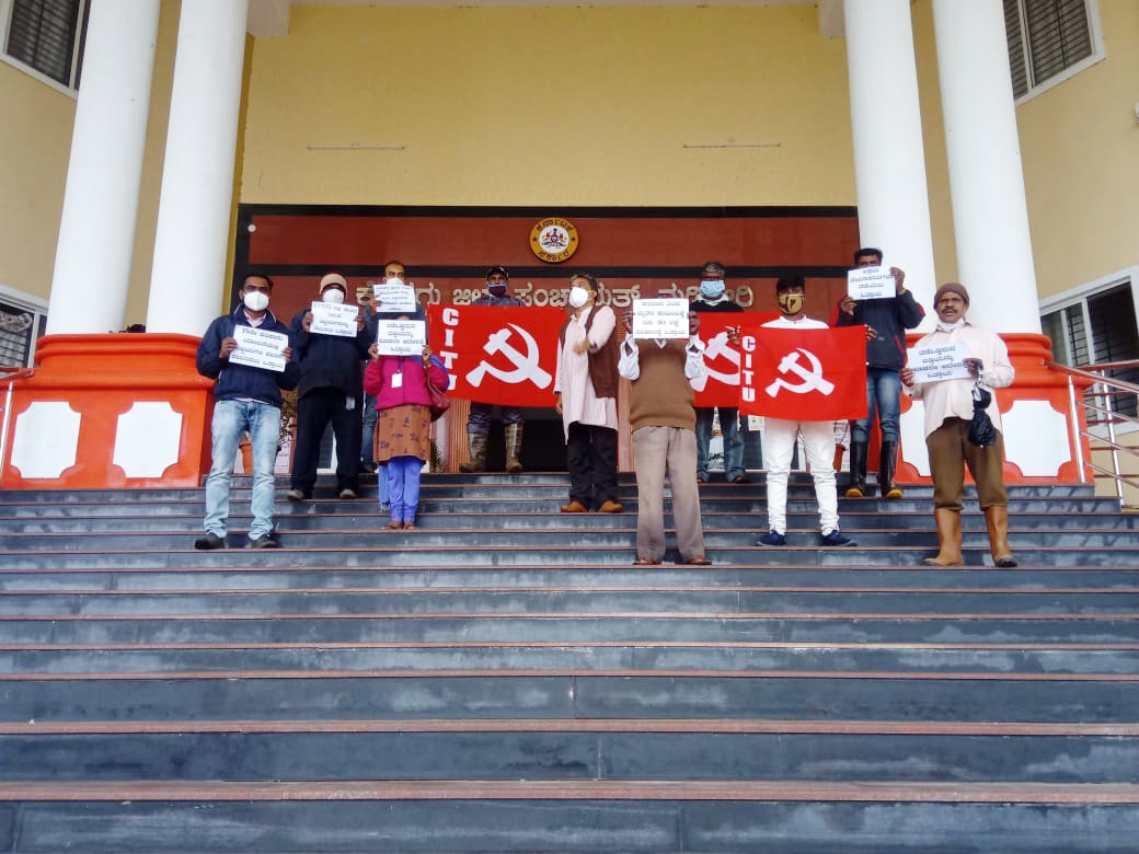 ಬಿಡುಗಡೆಯಾಗದ ವೇತನ: ಮಡಿಕೇರಿಯಲ್ಲಿ ಗ್ರಾ.ಪಂ ನೌಕರರಿಂದ ಧರಣಿ