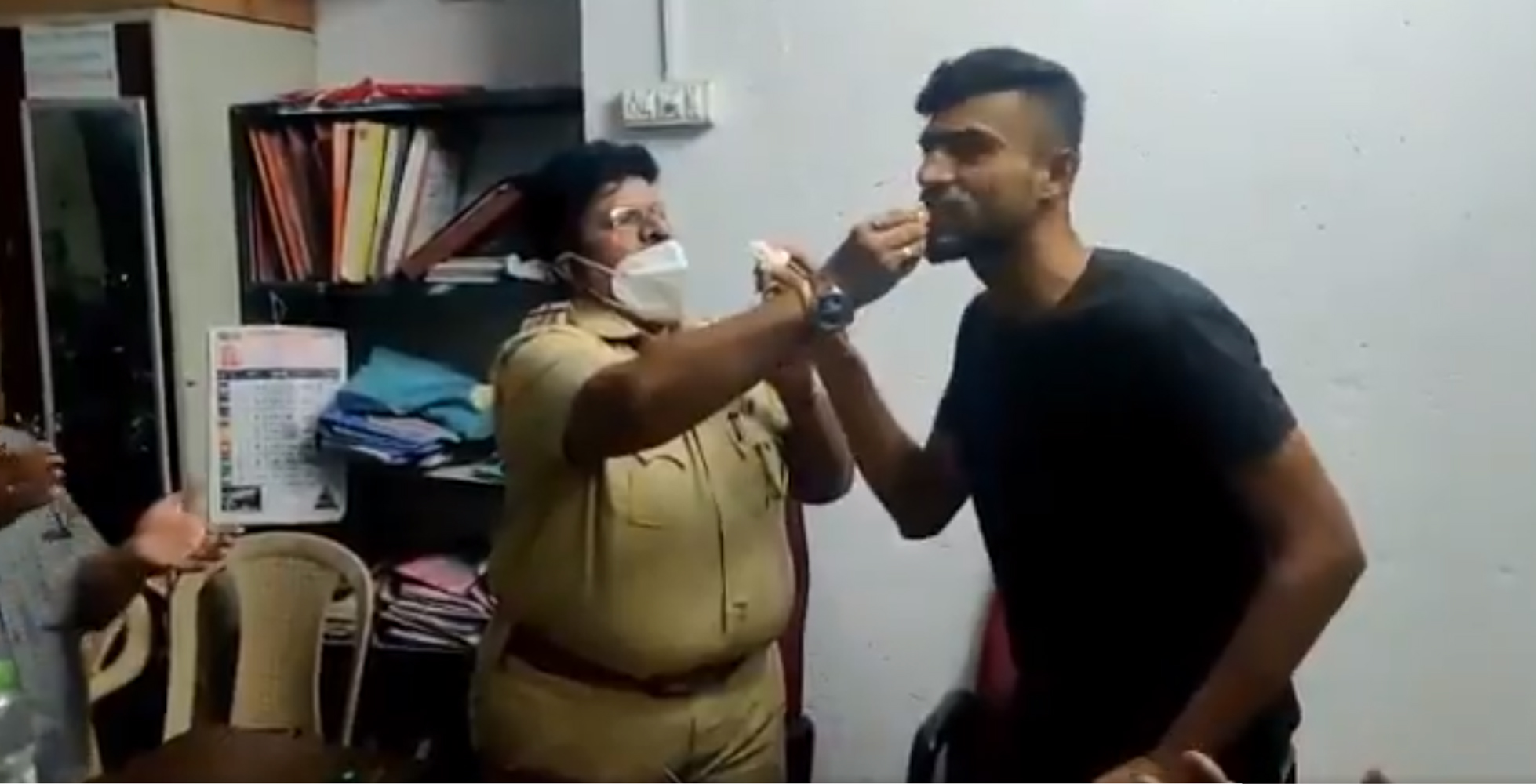 ಮುಂಬೈ ಪೊಲೀಸ್ ಅಧಿಕಾರಿ ಕ್ರಿಮಿನಲ್ ಗೆ ಕೇಕ್ ತಿನ್ನಿಸುತ್ತಿರುವ ವೀಡಿಯೊ ವೈರಲ್, ತನಿಖೆಗೆ ಆದೇಶ