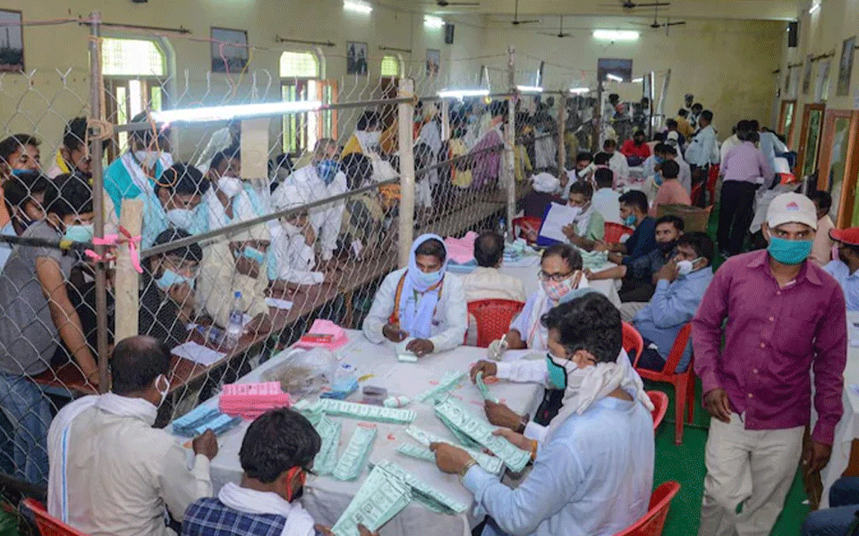 ಉತ್ತರ ಪ್ರದೇಶ: ಚುನಾವಣಾ ಕರ್ತವ್ಯದಲ್ಲಿ ಭಾಗವಹಿಸಿದ್ದ 2,000ಕ್ಕೂ ಅಧಿಕ ರಾಜ್ಯ ಸರ್ಕಾರಿ ಉದ್ಯೋಗಿಗಳು ಕೋವಿಡ್ ಗೆ ಬಲಿ