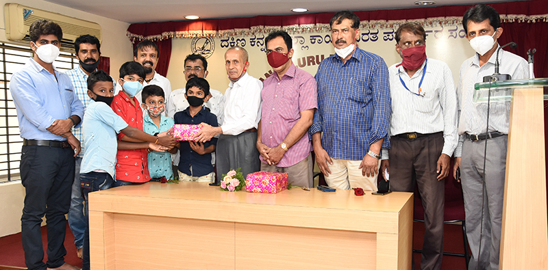 ಕುತ್ಲೂರು ಸರಕಾರಿ ಹಿರಿಯ ಪ್ರಾಥಮಿಕ ಶಾಲಾ ಮಕ್ಕಳಿಗೆ ನೋಟ್ ಬುಕ್ ವಿತರಣಾ ಕಾರ್ಯಕ್ರಮ