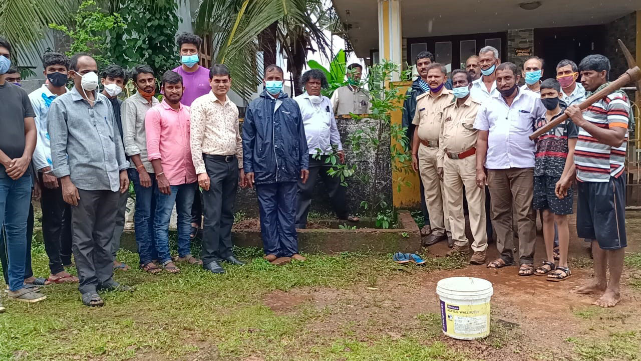 ಸಾಲು ಗಿಡ ನೆಡುವ ಮೂಲಕ ವನಮೋಹತ್ಸವ ಆಚರಣೆ