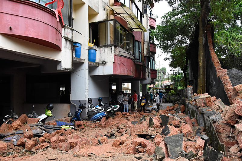 ಬಂದರ್: ಬೃಹತ್ ಗೋಡೆ ಕುಸಿದು ಬಿದ್ದು 13 ವಾಹನಗಳು ಜಖಂ