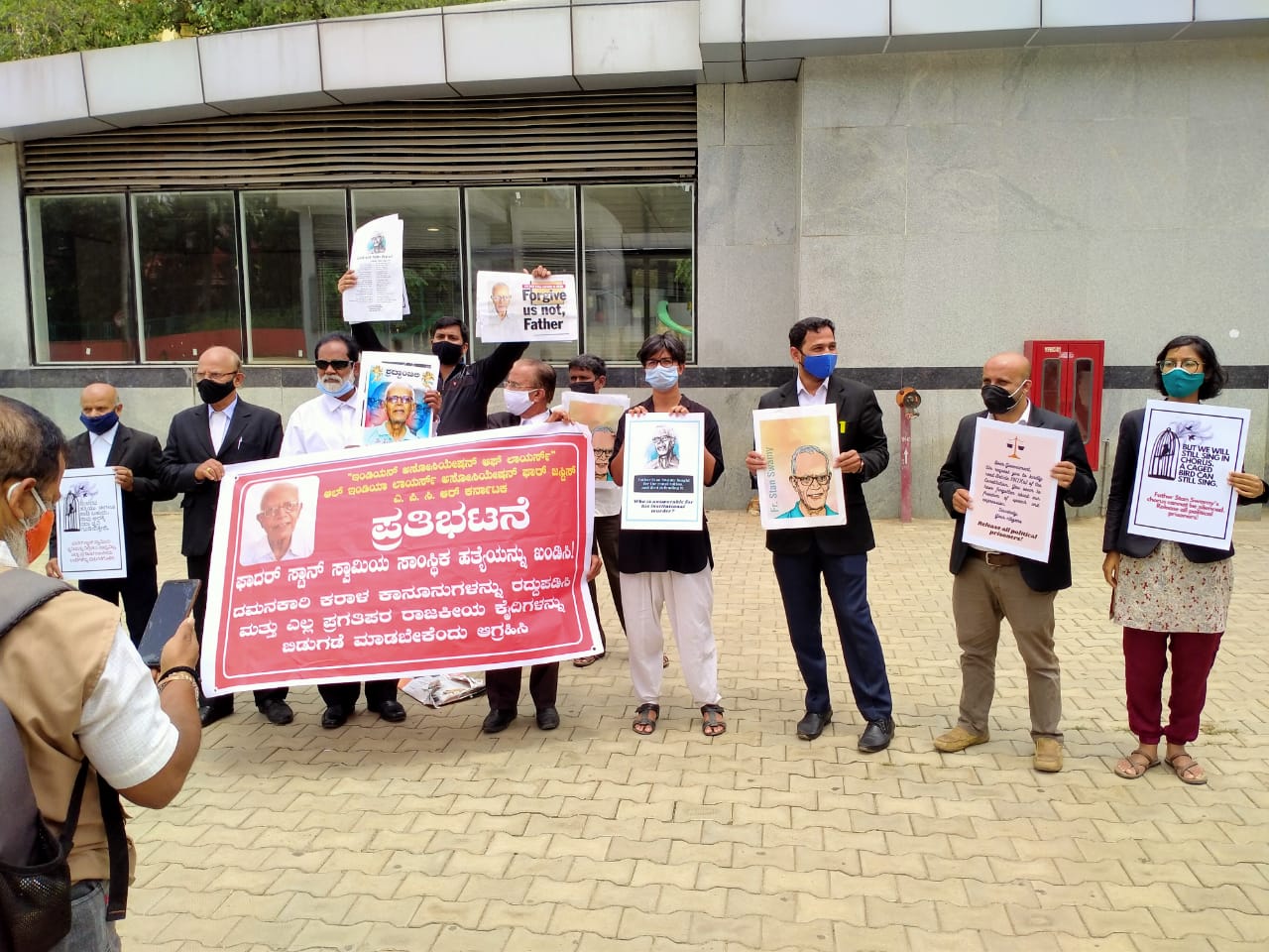ಬೆಂಗಳೂರು: ಎಲ್ಲ `ರಾಜಕೀಯ ಕೈದಿಗಳನ್ನು ಬೇಷರತ್ ಬಿಡುಗಡೆ ಮಾಡಬೇಕೆಂದು ಆಗ್ರಹಿಸಿ ಪ್ರದರ್ಶನ