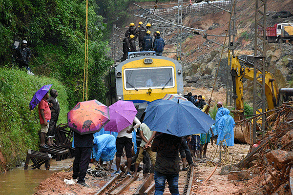 ಕುಲಶೇಖರದಲ್ಲಿ ಹಳಿಯಿಂದ ಮಣ್ಣು ತೆರವು ಕಾರ್ಯ ಪೂರ್ಣ: ರೈಲು ಸಂಚಾರ ಪುನರಾರಂಭ