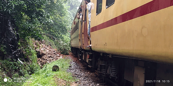 ವೀರಮಂಗಲ: ರೈಲು ಸಂಚರಿಸುತ್ತಿದ್ದ ವೇಳೆ ಹಳಿಗೆ ದರೆ ಕುಸಿತ: ಸಂಚಾರ ಸ್ಥಗಿತ