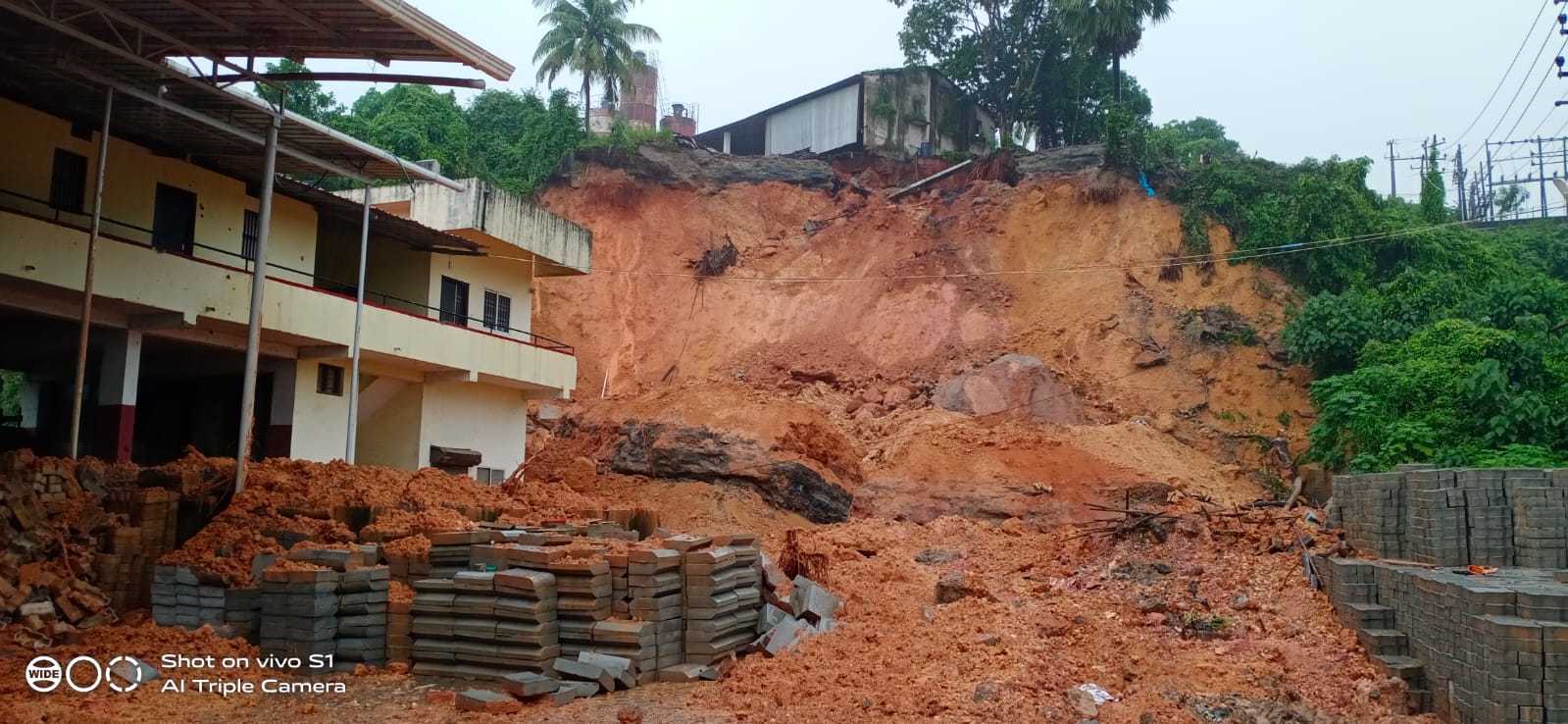 ಬೈಕಂಪಾಡಿಯಲ್ಲಿ ಗುಡ್ಡ ಕುಸಿತ