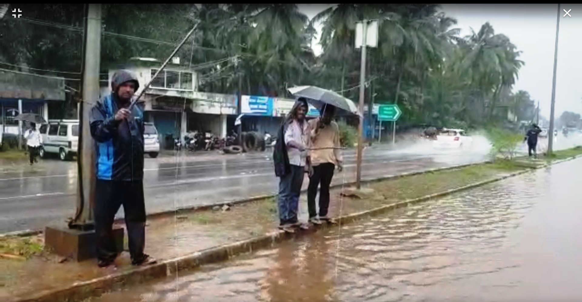 ಶಿರಾಲಿ ಹೆದ್ದಾರಿ ಬದಿ ನಿಂತ ಮಳೆ ನೀರು: ಗಾಳ ಹಾಕಿ ಪ್ರತಿಭಟನೆ