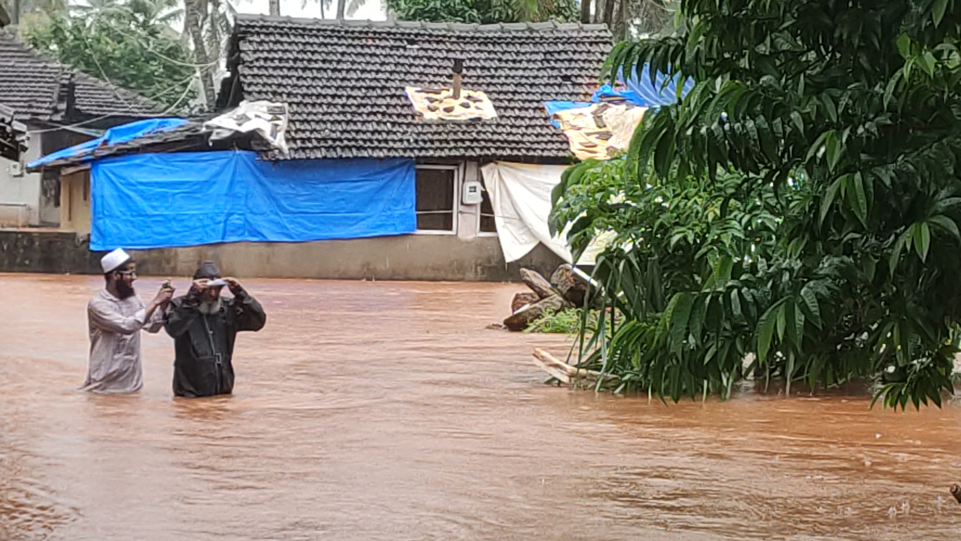 ಭಟ್ಕಳದಲ್ಲಿ ಭಾರೀ ಮಳೆ; ಉಕ್ಕಿ ಹರಿಯುತ್ತಿರುವ ಚೌತನಿ ಹೊಳೆ
