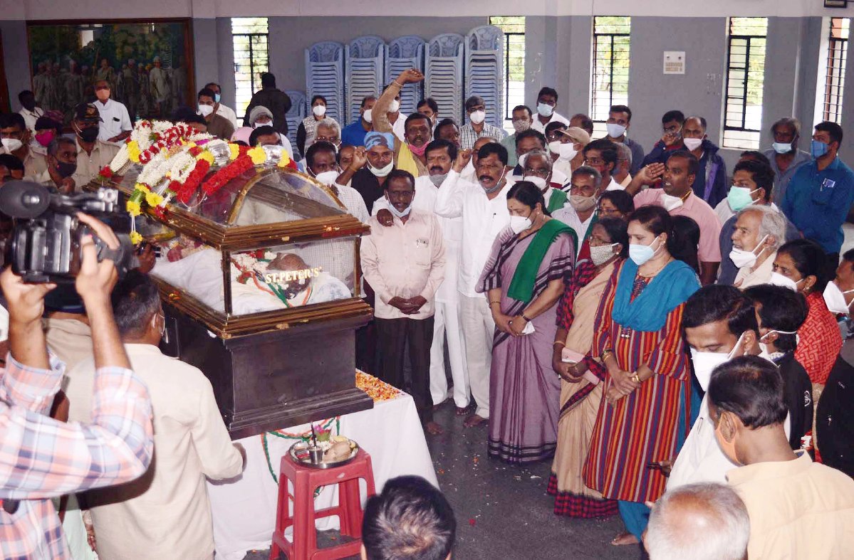 ಮಂಡ್ಯ: ಸರಕಾರಿ ಗೌರವದೊಂದಿಗೆ ಡಾ.ಜಿ.ಮಾದೇಗೌಡರ  ಅಂತ್ಯಸಂಸ್ಕಾರ
