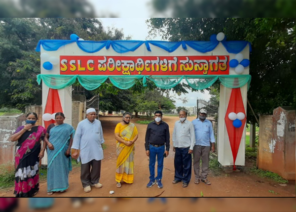 ಮದುವಣಗಿತ್ತಿಯಂತೆ ಸಿಂಗಾರಗೊಂಡು ವಿದ್ಯಾರ್ಥಿಗಳಿಗೆ ಸ್ವಾಗತ ಕೋರುತ್ತಿರುವ ಪರೀಕ್ಷಾ ಕೇಂದ್ರಗಳು