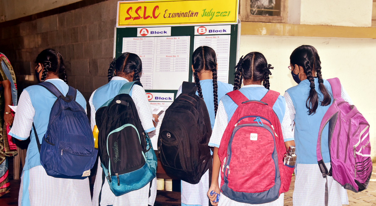 ಕೋವಿಡ್ ಹಿನ್ನೆಲೆ: ಹೊಸ ಪದ್ಧತಿಯಲ್ಲಿ ಎಸೆಸೆಲ್ಸಿ ಪರೀಕ್ಷೆ ಆರಂಭ