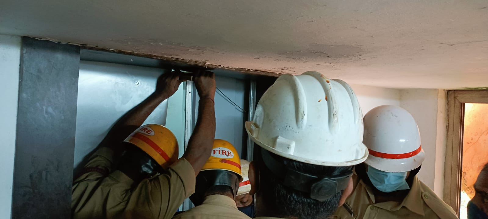 ದ.ಕ. ಜಿಲ್ಲಾಧಿಕಾರಿ ಕಚೇರಿಯ ಲಿಫ್ಟ್‌ನಲ್ಲಿ ಸಿಲುಕಿದ ಮಹಿಳೆ: ಅಗ್ನಿಶಾಮಕ ದಳದಿಂದ ರಕ್ಷಣಾ ಕಾರ್ಯ