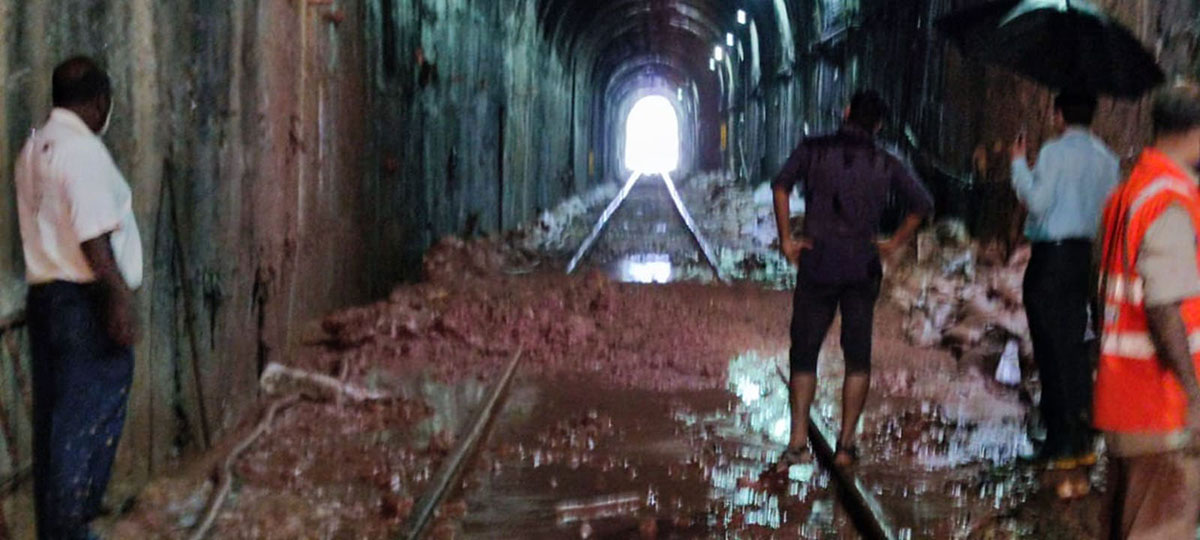 ಸುರಂಗದಲ್ಲಿ ರೈಲ್ವೆ ಹಳಿ ಮೇಲೆ ಬಿದ್ದ ಮಣ್ಣು: ಕೊಂಕಣ ರೈಲ್ವೆ ಮಾರ್ಗದ ಸಂಚಾರ ಮತ್ತೆ ವ್ಯತ್ಯಯ