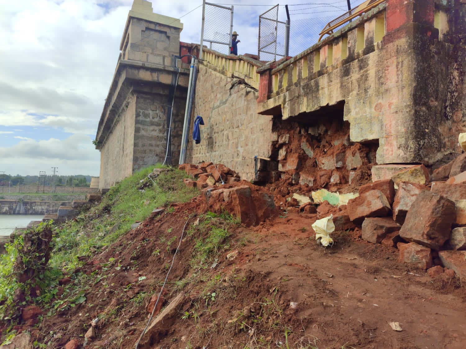 ಕೆಆರ್ ಎಸ್ ಡ್ಯಾಂ ಬಳಿ ರಸ್ತೆಯ ಕಲ್ಲುಗಳು ಕುಸಿತ: ಇದು ಎಚ್ಚರಿಕೆಯ ಸಂದೇಶ ಎಂದ ಸಂಸದೆ ಸುಮಲತಾ