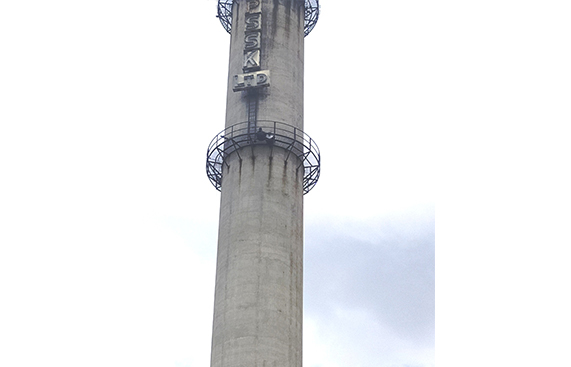 ನಿರಾಣಿ ಶುಗರ್ಸ್ ಕ್ರಮ ವಿರೋಧಿಸಿ ಕಾರ್ಖಾನೆಯ ಚಿಮಣಿ ಏರಿ ಕಾರ್ಮಿಕರ ಪ್ರತಿಭಟನೆ