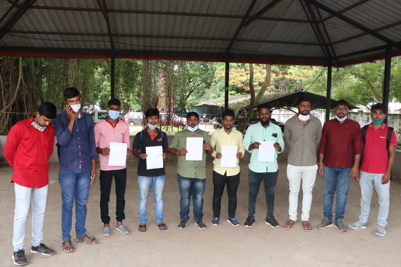 ಶಿವಮೊಗ್ಗ: ಕೊರೋನದಿಂದ ಮೃತಪಟ್ಟವರ ಕುಟುಂಬಸ್ಥರಿಗೆ ಅಗತ್ಯ ಸೌಲಭ್ಯ ನೀಡಲು ಆಗ್ರಹಿಸಿ ಎನ್.ಎಸ್.ಯು.ಐ  ಧರಣಿ