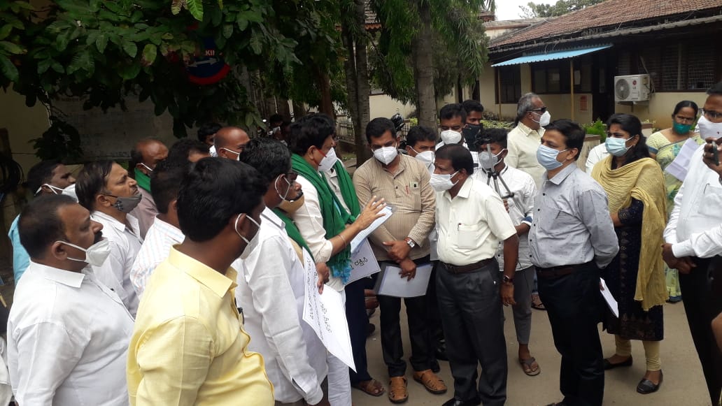 ಚಿಕ್ಕಮಗಳೂರು: ಜಿಲ್ಲಾಧಿಕಾರಿ ಕಚೇರಿ ಎದುರು ವೈಎಸ್‍ವಿ ದತ್ತ ನೇತೃತ್ವದಲ್ಲಿ ವಿವಿಧ ಸಂಘಟನೆಗಳಿಂದ ಪ್ರತಿಭಟನೆ