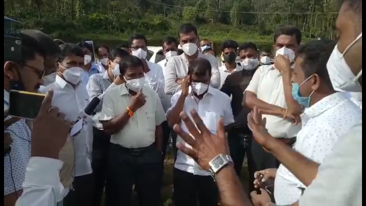 2 ವರ್ಷಗಳ ಹಿಂದೆ ಅತಿವೃಷ್ಟಿ ಸಂಭವಿಸಿದ್ದ ಗ್ರಾಮಕ್ಕೆ ಸಚಿವ ಅಂಗಾರ ಭೇಟಿ: ಗ್ರಾಮಸ್ಥರಿಂದ ತರಾಟೆ