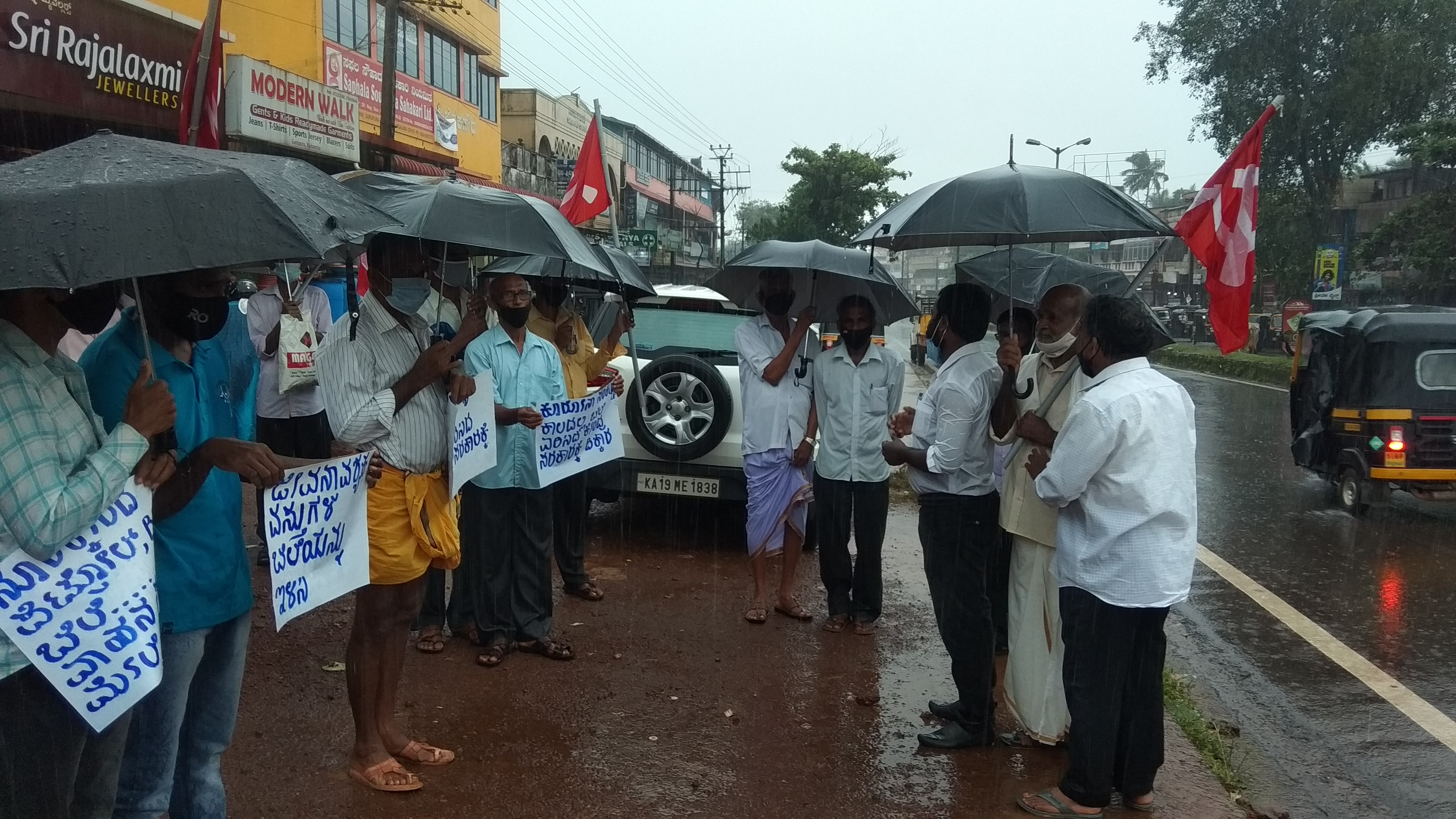 ಮಂಗಳೂರು: ಅಗತ್ಯ ವಸ್ತುಗಳ ಬೆಲೆ ಏರಿಕೆ ಖಂಡಿಸಿ ಸಿಪಿಐಎಂ ಪ್ರತಿಭಟನೆ