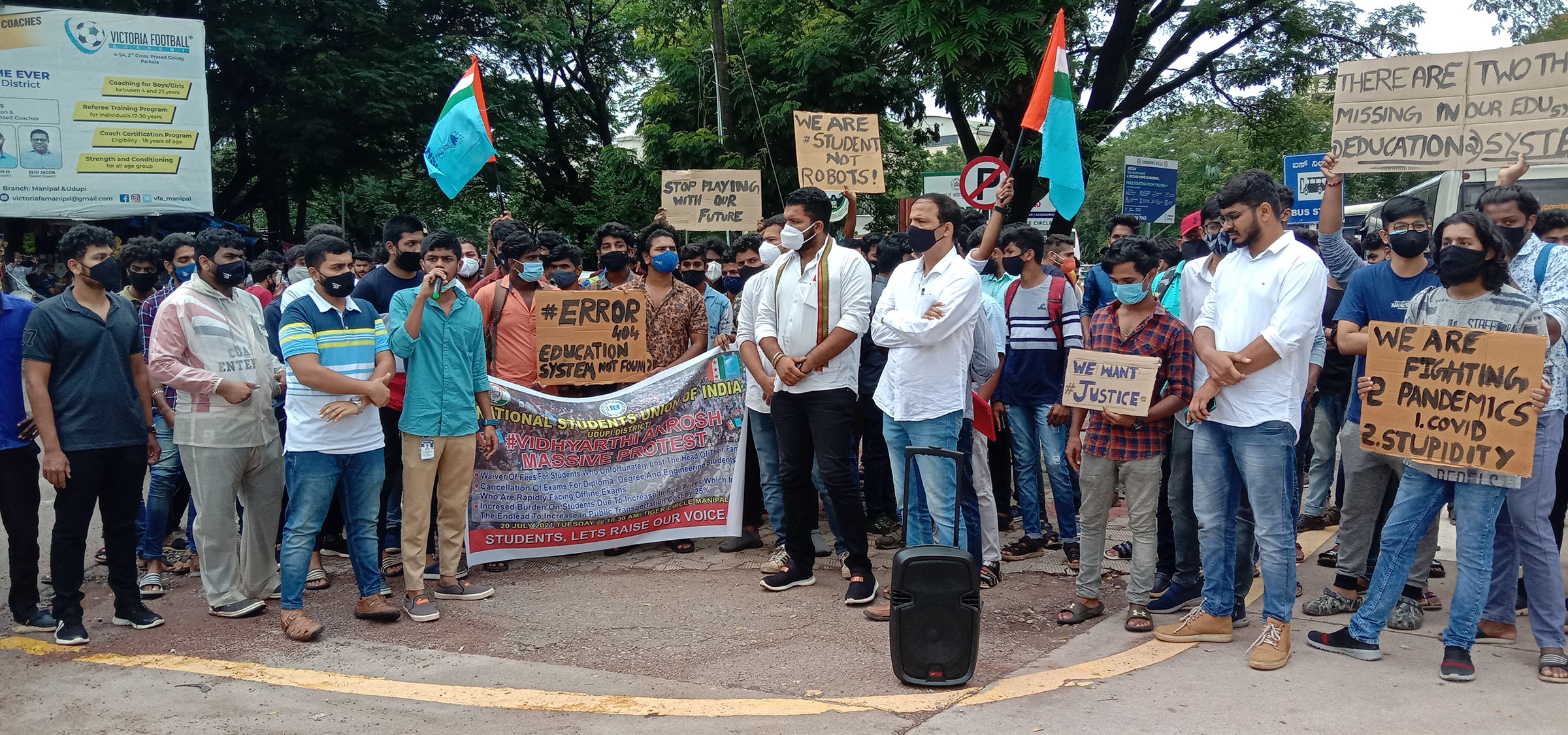 ಮಣಿಪಾಲ: ಸಾರಿಗೆ, ಶಿಕ್ಷಣ ಶುಲ್ಕಗಳಲ್ಲಿ ವಿದ್ಯಾರ್ಥಿಗಳಿಗೆ ರಿಯಾಯಿತಿ ನೀಡುವಂತೆ ಆಗ್ರಹಿಸಿ ಧರಣಿ