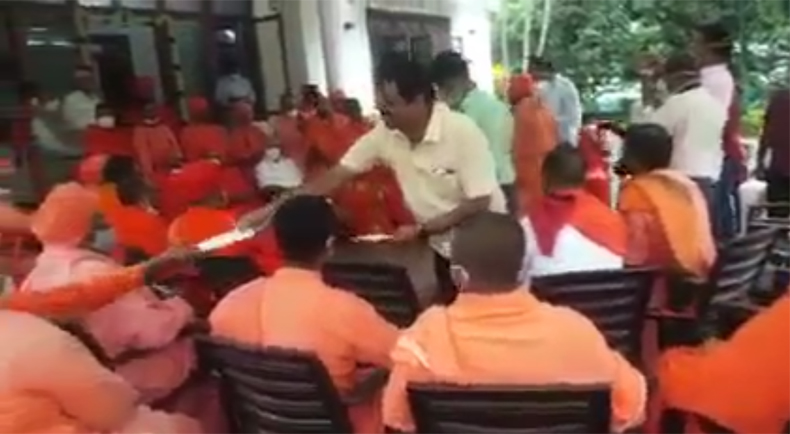 ಸಿಎಂ ಬಿಎಸ್ ವೈ ಮನೆಗೆ ಭೇಟಿ ನೀಡಿದ್ದ ಸ್ವಾಮೀಜಿಗಳಿಗೆ ಕವರ್ ಹಂಚಿಕೆ: ವೀಡಿಯೊ ವೈರಲ್