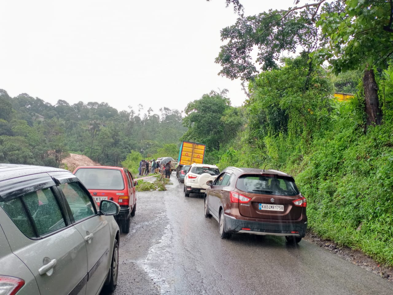 ಮಂಗಳೂರು-ಬೆಂಗಳೂರು ರಾಷ್ಟ್ರೀಯ ಹೆದ್ದಾರಿ ದೋಣಿಗಲ್ ನಲ್ಲಿ ಭೂ ಕುಸಿತ: ವಾಹನ ಸಂಚಾರಕ್ಕೆ ತಡೆ