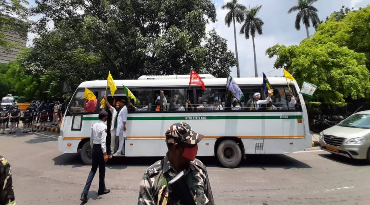 ಮೃತಪಟ್ಟ ರೈತರುಗಳನ್ನು ಸ್ಮರಿಸುತ್ತಾ ಕಿಸಾನ್ ಸಂಸತ್ತು ಆರಂಭಿಸಿದ ರೈತರು