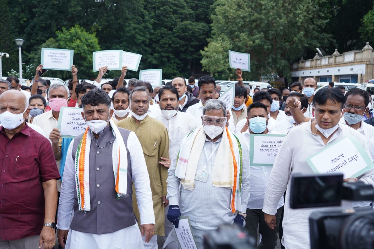 ಟೆಲಿಫೋನ್ ಕದ್ದಾಲಿಕೆ ವಿರೋಧಿಸಿ ರಾಜಭವನ ಚಲೋ; ಡರ್ಟಿ ಗೇಮ್ ಕೂಡಲೇ ನಿಲ್ಲಿಸಿ : ಸಿದ್ದರಾಮಯ್ಯ