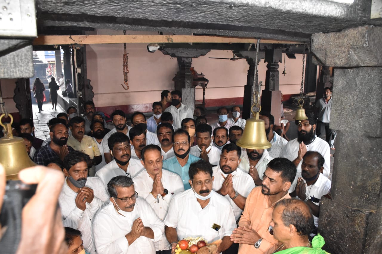 ಆಸ್ಕರ್ ಫೆರ್ನಾಂಡೀಸ್ ಶೀಘ್ರ ಗುಣಮುಖರಾಗಲು ಕಾಂಗ್ರೆಸ್ ಕಾರ್ಯಕರ್ತರಿಂದ ಪೂಜೆ