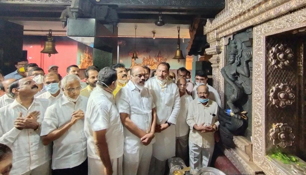 ಕಾಂಗ್ರೆಸ್ ನಾಯಕ ಆಸ್ಕರ್ ಫೆರ್ನಾಂಡೀಸ್ ಅರೋಗ್ಯ ಸುಧಾರಣೆಗೆ ಕುದ್ರೋಳಿ ದೇವಸ್ಥಾನದಲ್ಲಿ ವಿಶೇಷ ಪೂಜೆ