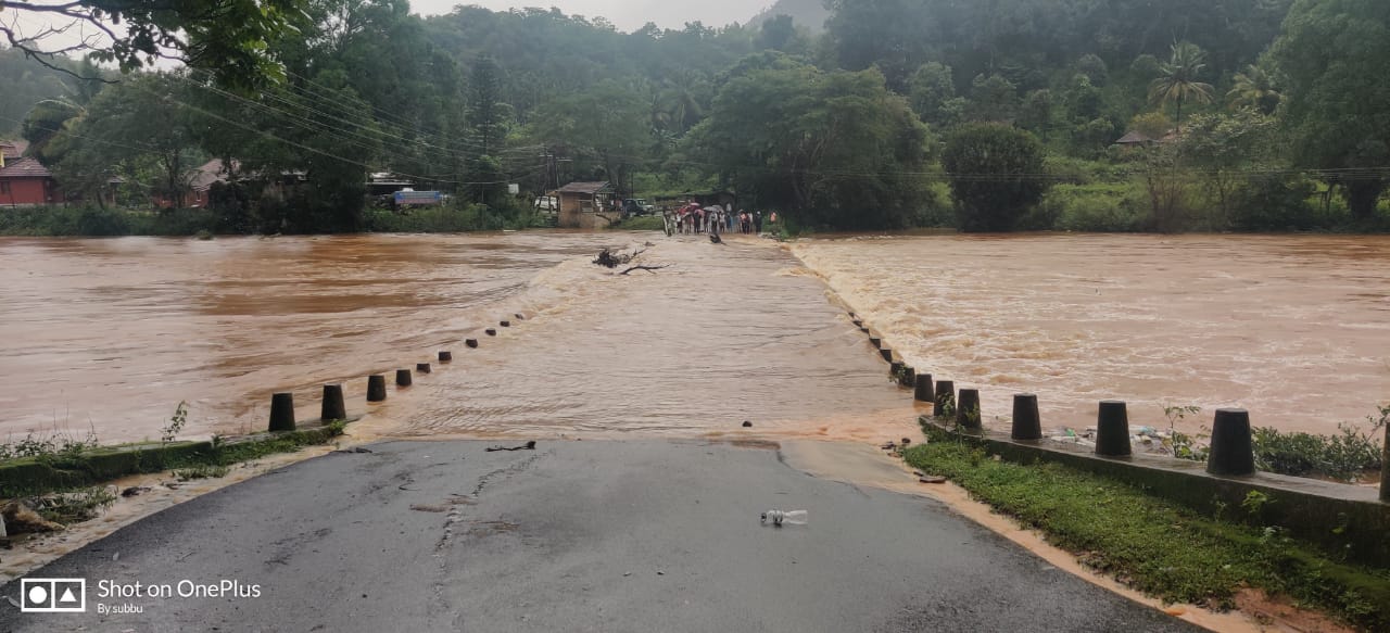 ಕಳಸ: ಭಾರೀ ಮಳೆಗೆ ರಸ್ತೆ, ಸೇತುವೆ ಸೇರಿ ಅಲ್ಲಲ್ಲಿ ಭೂಕುಸಿತ