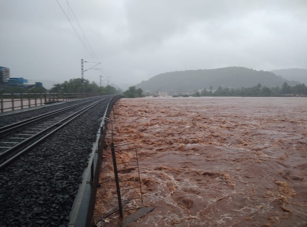 ಅಪಾಯಮಟ್ಟದಲ್ಲಿ ಹರಿಯುತ್ತಿರುವ ವಶಿಷ್ಟಿ ನದಿ: ಕೊಂಕಣ ರೈಲು ಸಂಚಾರ ವ್ಯತ್ಯಯ