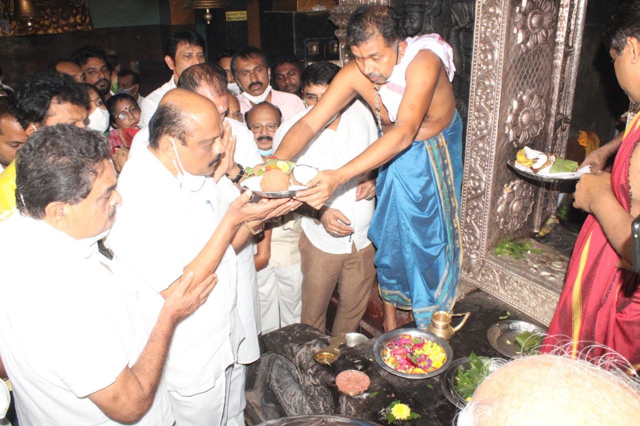 ಆಸ್ಕರ್ ಫೆರ್ನಾಂಡೀಸ್ ಆರೋಗ್ಯ ಸ್ಥಿತಿ ಗಂಭೀರ : ರಾಷ್ಟ್ರ, ರಾಜ್ಯ ನಾಯಕರಿಂದ ಆಸ್ಪತ್ರೆಗೆ ಭೇಟಿ