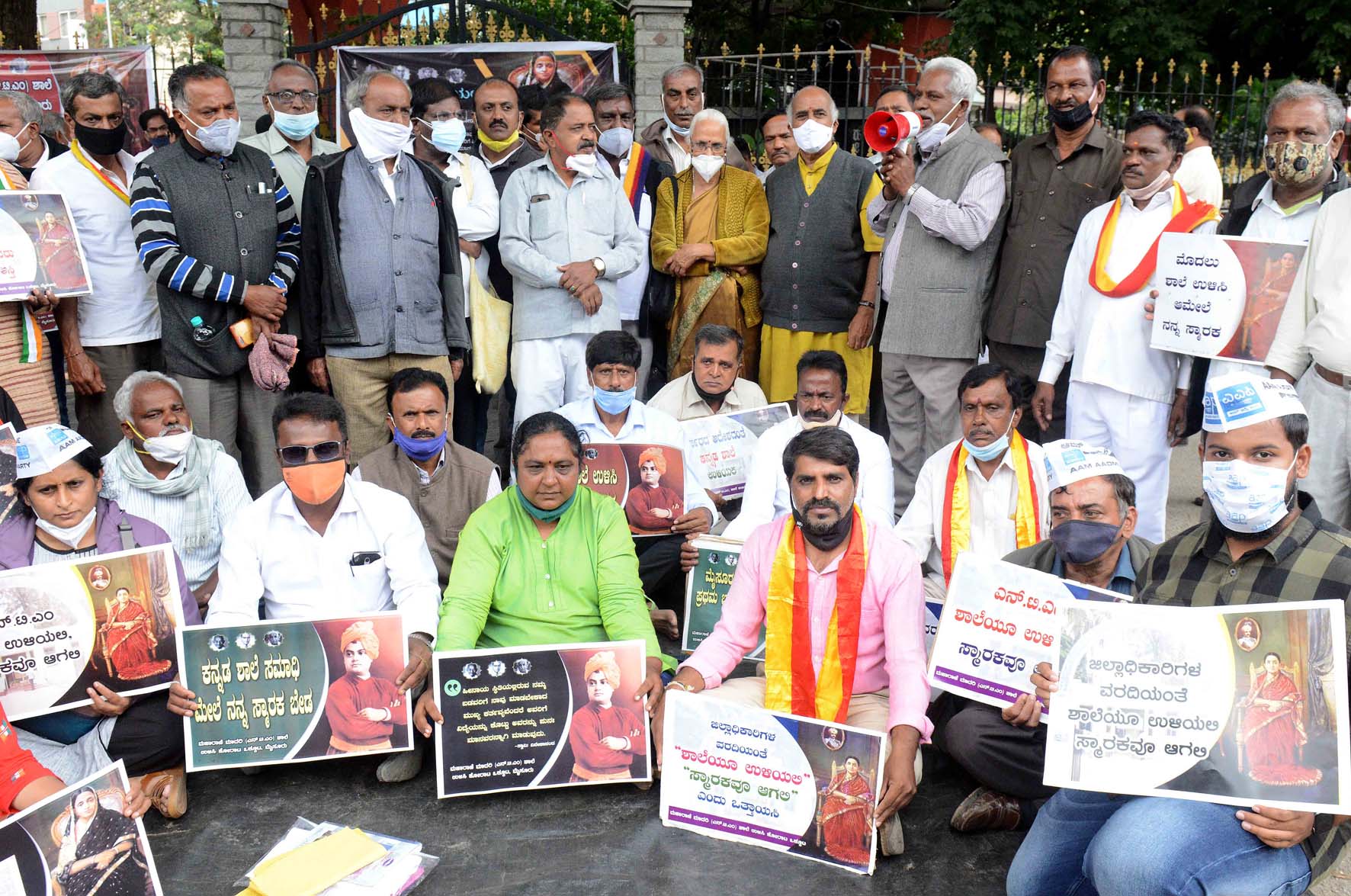 ಶತಮಾನದ ಶಾಲೆ ಧ್ವಂಸ ಮಾಡದಂತೆ ಪಟ್ಟು: ಬೆಂಗಳೂರಿನಲ್ಲಿ ಪ್ರತಿಭಟನೆ