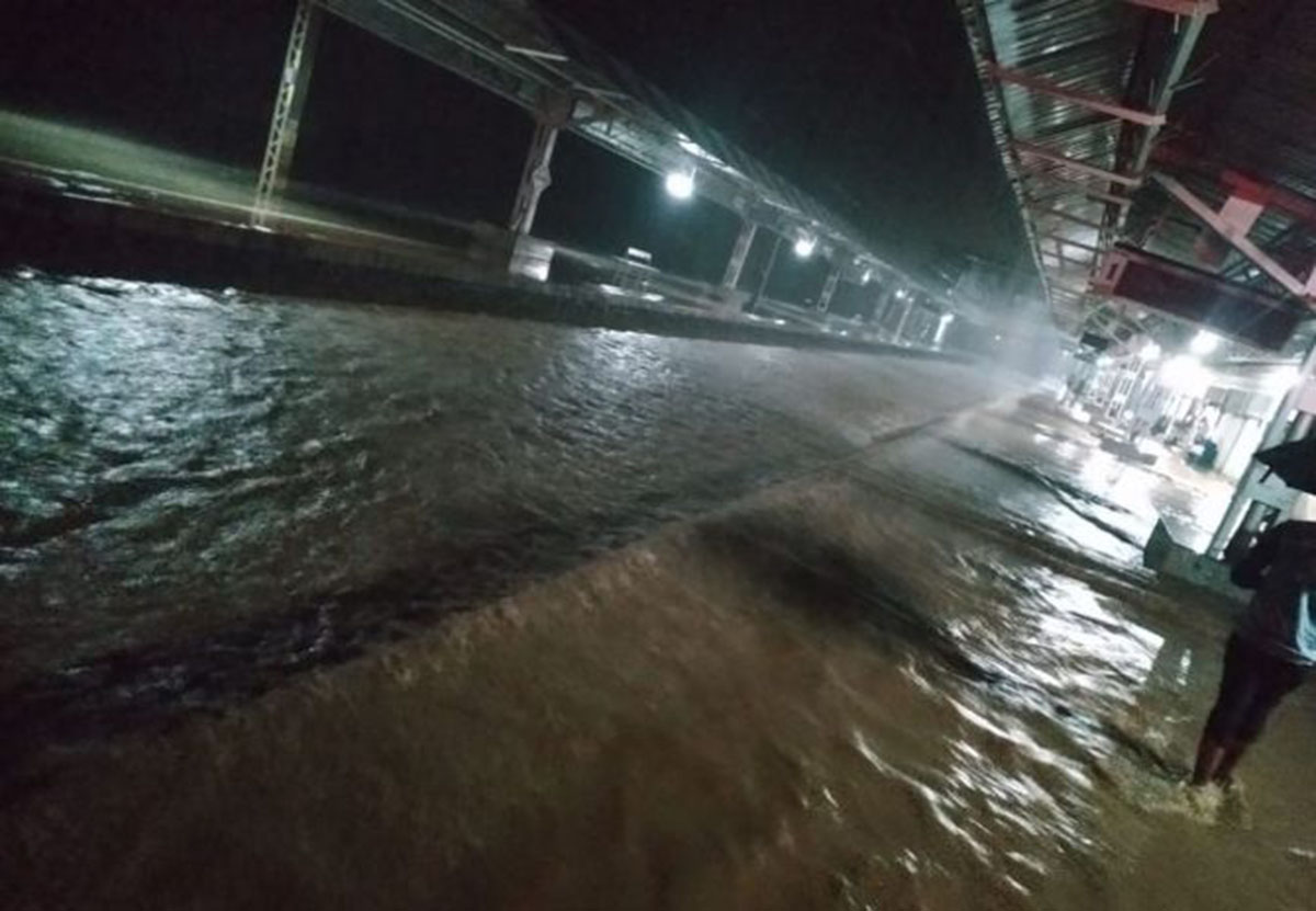 ಅಪಾಯ ಮಟ್ಟದಲ್ಲಿ ಹರಿಯುತ್ತಿರುವ ವಶಿಷ್ಟಿ ನದಿ: ದಿನದ ಮುಂಬೈ-ಮಂಗಳೂರು ರೈಲು ಸಂಚಾರ ರದ್ದು