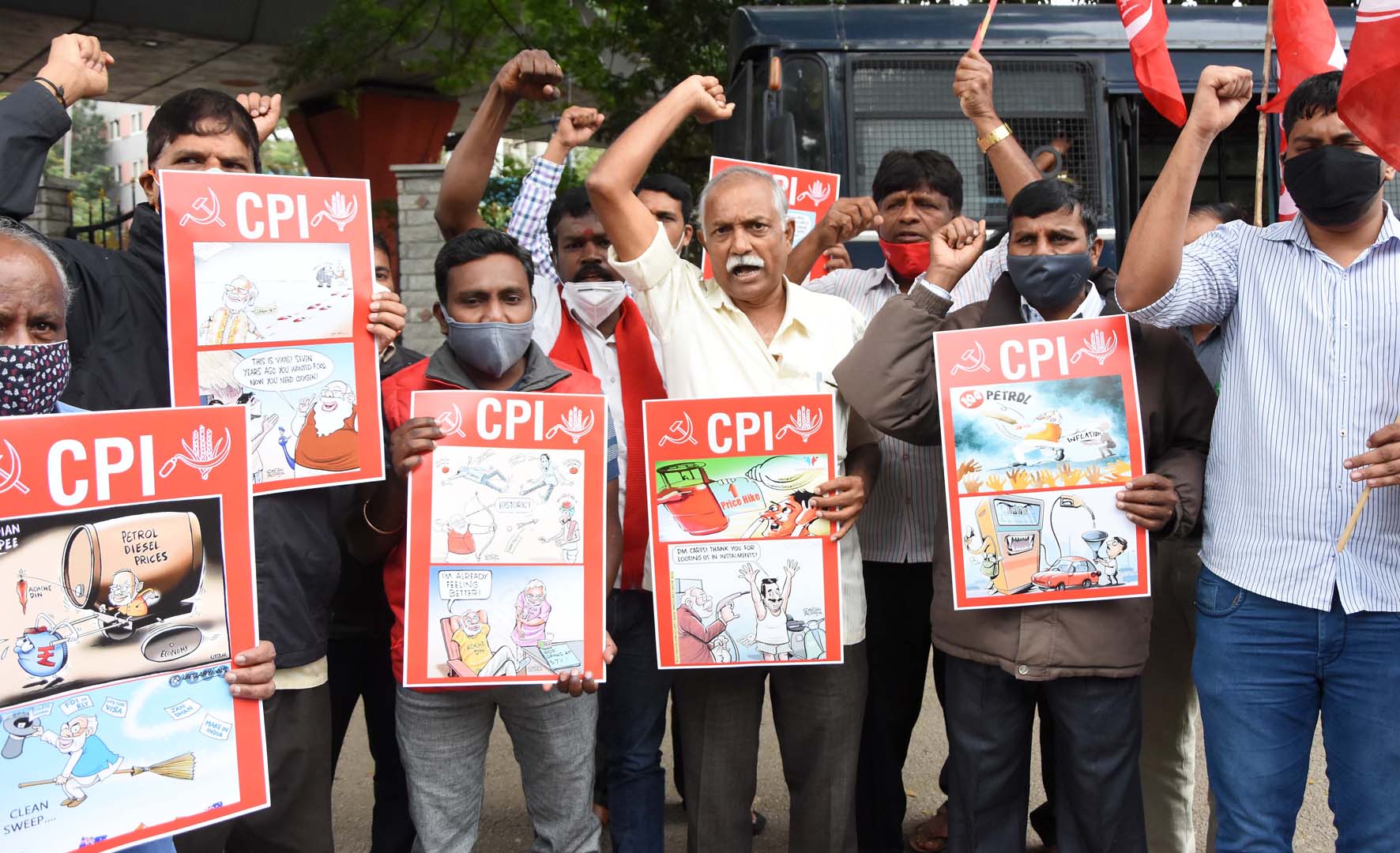 ಬೆಂಗಳೂರು: ಅಬಕಾರಿ ಸುಂಕ ಕಡಿತಗೊಳಿಸಲು ಒತ್ತಾಯಿಸಿ ಸಿಪಿಐ ಪ್ರತಿಭಟನೆ