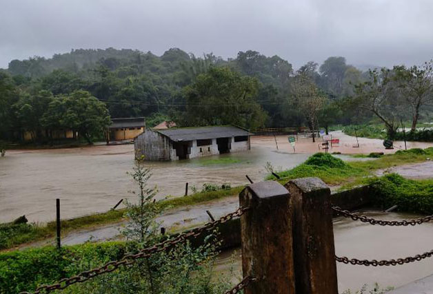 ಕೊಡಗಿನಲ್ಲಿ ಧಾರಾಕಾರ ಮಳೆ : ರಸ್ತೆಗಳು ಜಲಾವೃತ, ಗುಡ್ಡ ಕುಸಿತ, ಮನೆಗಳಿಗೆ ಹಾನಿ