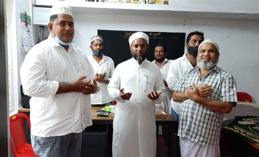 ಸಂತೋಷನಗರ ಮಸೀದಿಯಲ್ಲಿ ಪ್ರಾರ್ಥನೆ