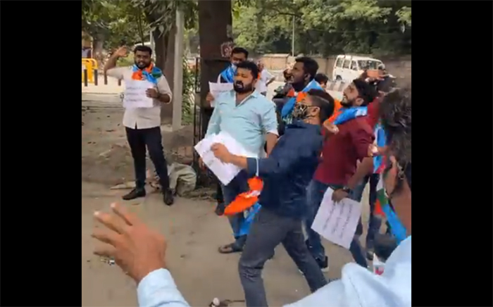 ಭ್ರಷ್ಟಾಚಾರ ಆರೋಪ: ಸಚಿವೆ ಶಶಿಕಲಾ ಜೊಲ್ಲೆ ನಿವಾಸಕ್ಕೆ ಮೊಟ್ಟೆ ಎಸೆದು ಪ್ರತಿಭಟನೆ