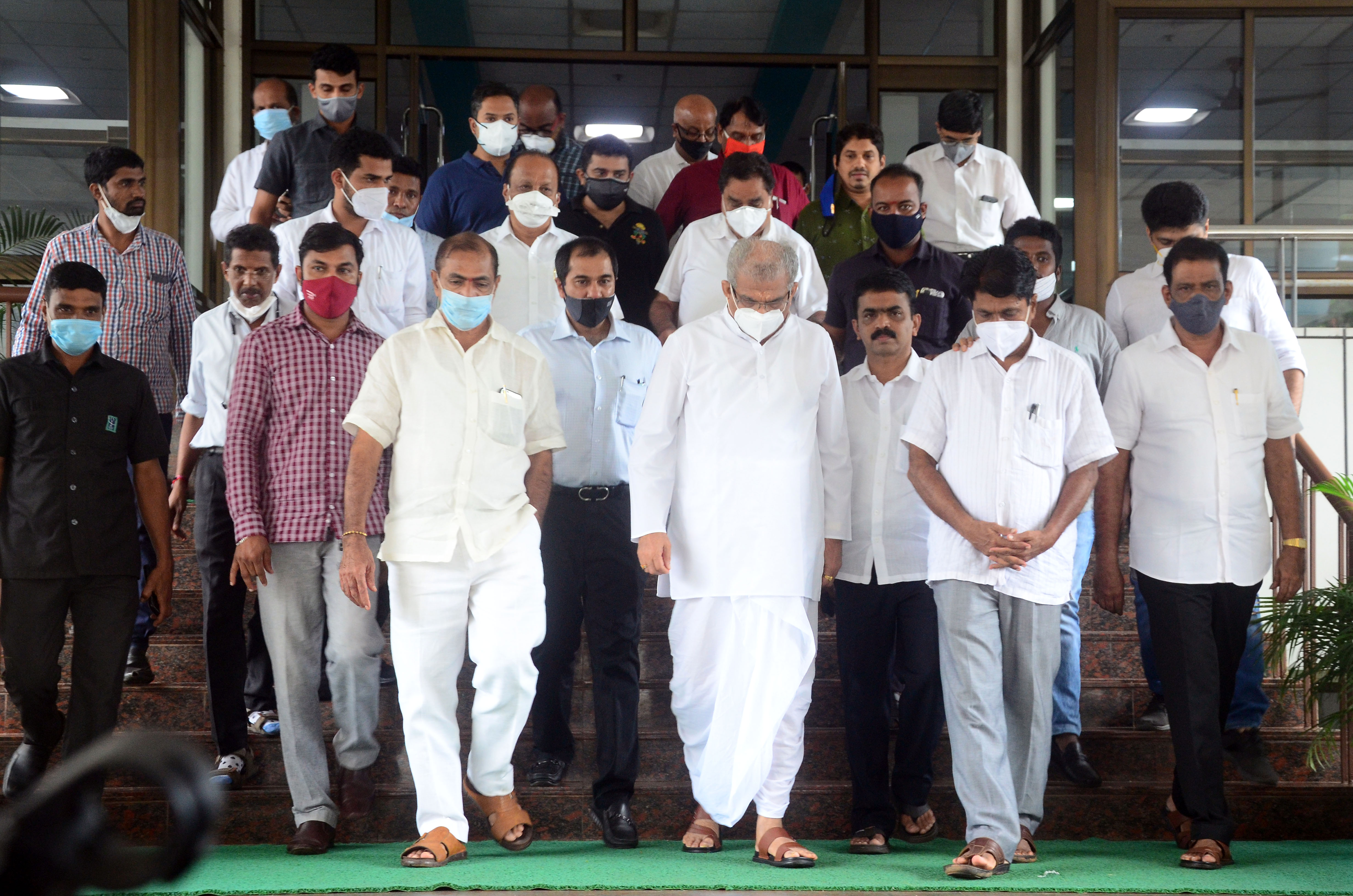 ಡಾ.ವೀರೇಂದ್ರ ಹೆಗ್ಗಡೆಯಿಂದ ಆಸ್ಕರ್ ಫೆರ್ನಾಂಡೀಸರ ಯೋಗಕ್ಷೇಮ ವಿಚಾರಣೆ