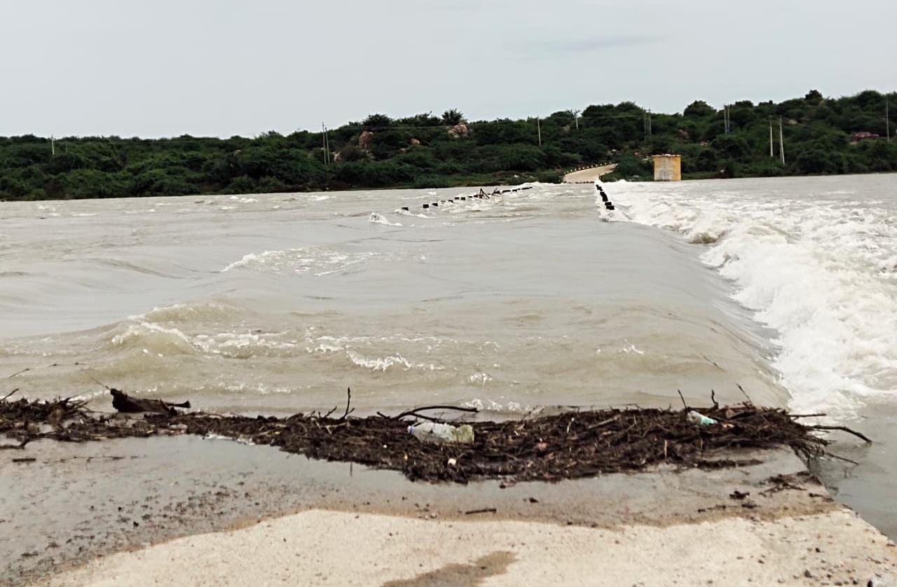 ಕೃಷ್ಣಾ ನದಿಗೆ 2.50 ಲಕ್ಷ ಕ್ಯೂಸೆಕ್ ನೀರು ಬಿಡುಗಡೆ: ಮುಳುಗಿದ ಶೀಲಹಳ್ಳಿ ಸೇತುವೆ